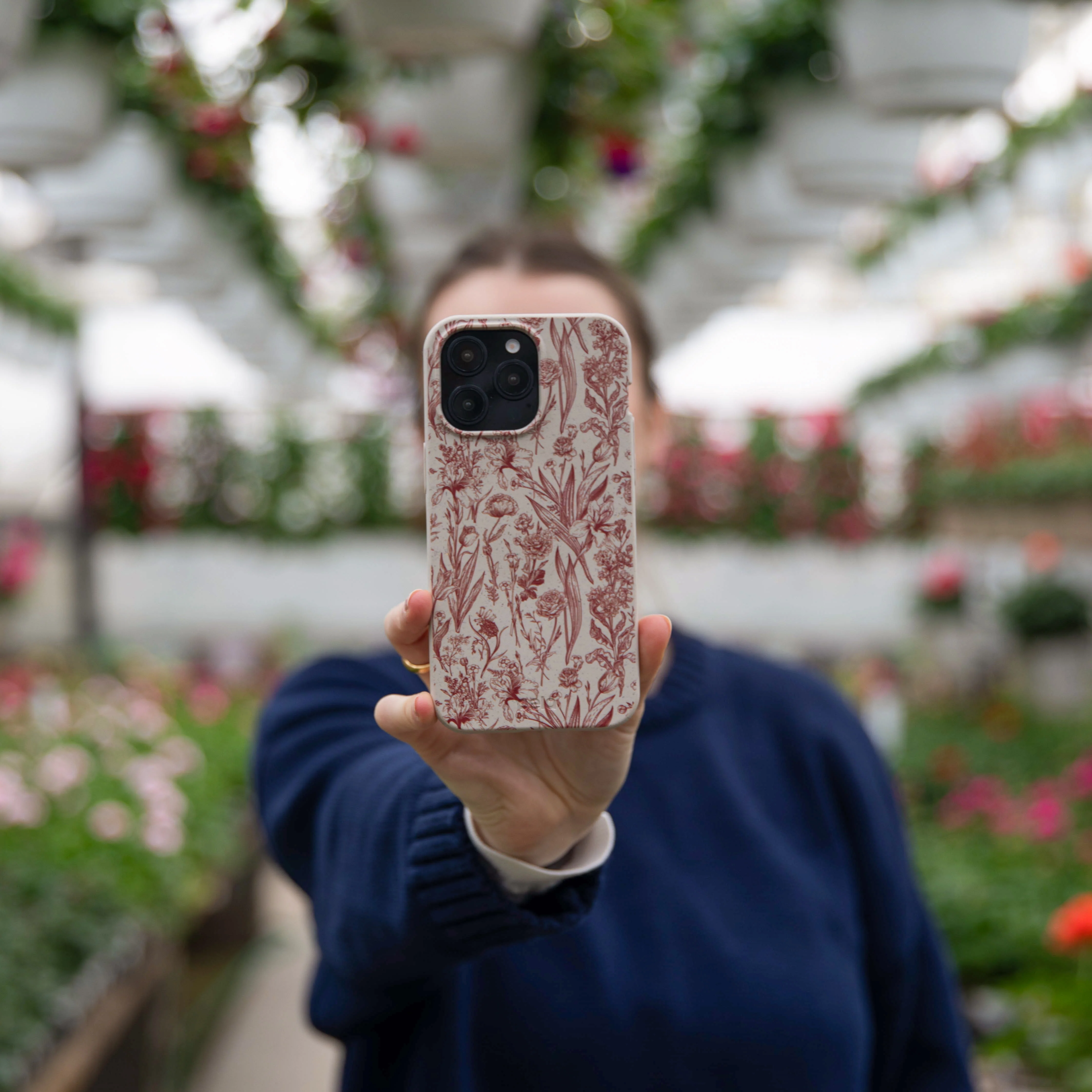 London Fog Crimson Bouquet iPhone 6/6s/7/8/SE Case - Image 2
